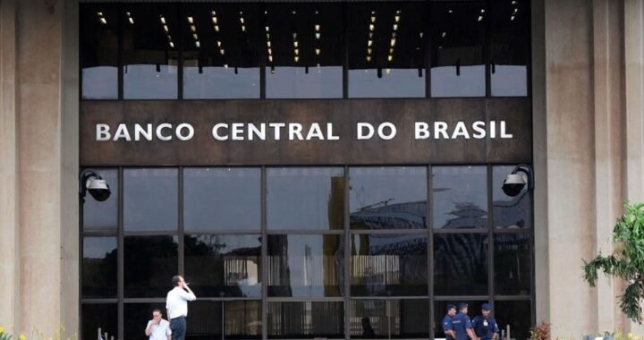 Banco Central de Brasil redujo tasa Selic 50 puntos básicos, en 12,25%, por menor inflación