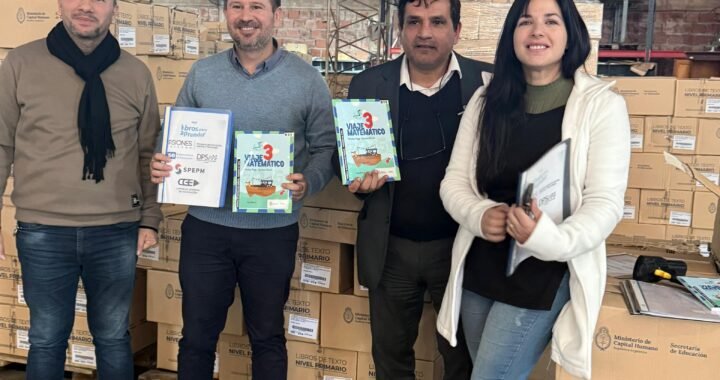 Misiones distribuye libros escolares